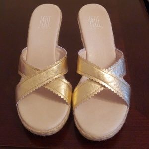 PELLE MODA WEDGES SIZE 9.5 MEDIUM